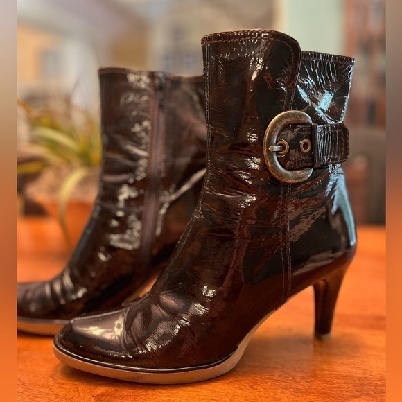 Stuart Weitzman Shoes - Stuart Weitzman Patent Leather Boots Ladies Size 9M Dark Brown w/Buckles Chic